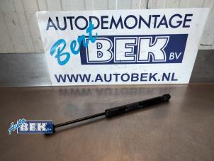 Gebruikte Motorkapdemper rechts BMW 2 serie Active Tourer (F45) 218d 2.0 TwinPower Turbo 16V Prijs € 15,00 Margeregeling aangeboden door Auto Bek