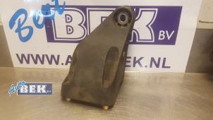 Gebruikte Motorsteun Mercedes E (W213) E-220d 2.0 Turbo 16V Prijs € 45,00 Margeregeling aangeboden door Auto Bek