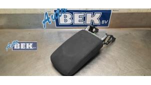 Gebruikte Armleuning Volkswagen Jetta IV (162/16A) Prijs € 75,00 Margeregeling aangeboden door Auto Bek