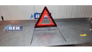 Gebruikte Gevarendriehoek Volkswagen Golf VII (AUA) 1.0 TSI 12V Prijs € 9,95 Margeregeling aangeboden door Auto Bek