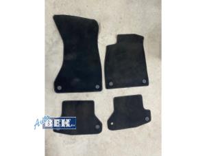 Gebruikte Matten Set Audi A4 (B9) 2.0 TFSI 16V Quattro Prijs € 40,00 Margeregeling aangeboden door Auto Bek