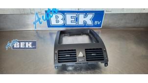 Gebruikte Luchtrooster Dashboard Volkswagen Touran (1T1/T2) Prijs op aanvraag aangeboden door Auto Bek