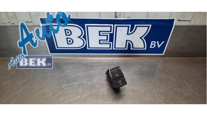 Gebruikte Handrem schakelaar Volkswagen Golf VII Variant (AUVV) 1.6 TDI BlueMotion 16V Prijs € 10,00 Margeregeling aangeboden door Auto Bek