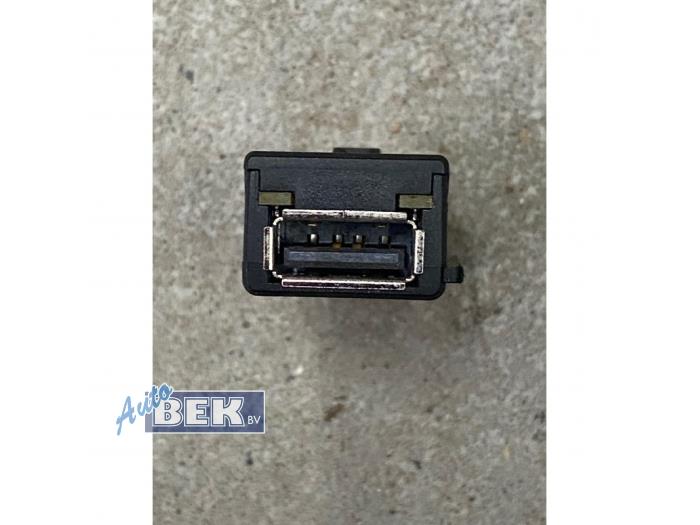 Gebruikte USB module Volkswagen Caddy Alltrack Combi 1.0 TSI 12V Prijs € 9,95 Margeregeling aangeboden door Auto Bek