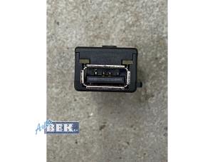 Gebruikte USB module Volkswagen Caddy Alltrack Combi 1.0 TSI 12V Prijs € 9,95 Margeregeling aangeboden door Auto Bek