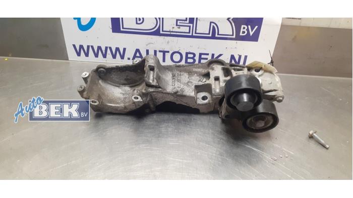 Gebruikte Dynamosteun onder Opel Vivaro 2.0 CDTI 16V Prijs € 30,00 Margeregeling aangeboden door Auto Bek