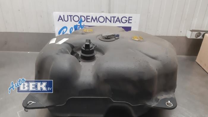Adblue tank van een Mercedes-Benz E (W212) E-200 CDI 16V BlueEfficiency,BlueTEC 2015