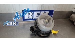 Gebruikte Kachel Ventilatiemotor Jaguar XE 2.0 250 Turbo 16V Prijs € 78,00 Margeregeling aangeboden door Auto Bek