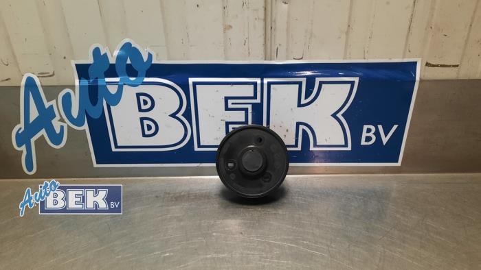 Gebruikte Waterpomp poelie BMW 4 serie Gran Coupe (F36) 418i 1.5 TwinPower Turbo 12V Prijs € 20,00 Margeregeling aangeboden door Auto Bek