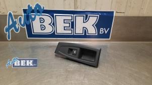 Gebruikte Raam schakelaar elektrisch BMW 2 serie Active Tourer (F45) 218d 2.0 TwinPower Turbo 16V Prijs € 18,00 Margeregeling aangeboden door Auto Bek