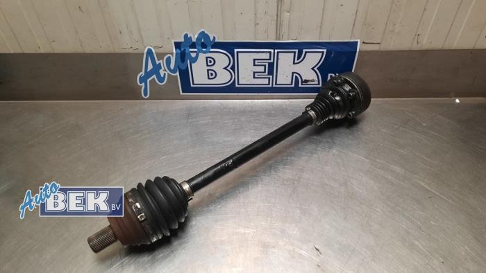 Gebruikte Aandrijfas links-achter Volkswagen Golf V 4Motion (1K1) 3.2 R32 V6 24V Prijs € 39,00 Margeregeling aangeboden door Auto Bek