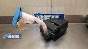 Gebruikte Ruitensproeiertank voor Volkswagen Caddy III (2KA,2KH,2CA,2CH) 2.0 SDI Prijs € 20,00 Margeregeling aangeboden door Auto Bek