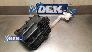 Gebruikte Ruitensproeiertank voor Volkswagen Caddy III (2KA,2KH,2CA,2CH) 2.0 Ecofuel Prijs € 20,00 Margeregeling aangeboden door Auto Bek