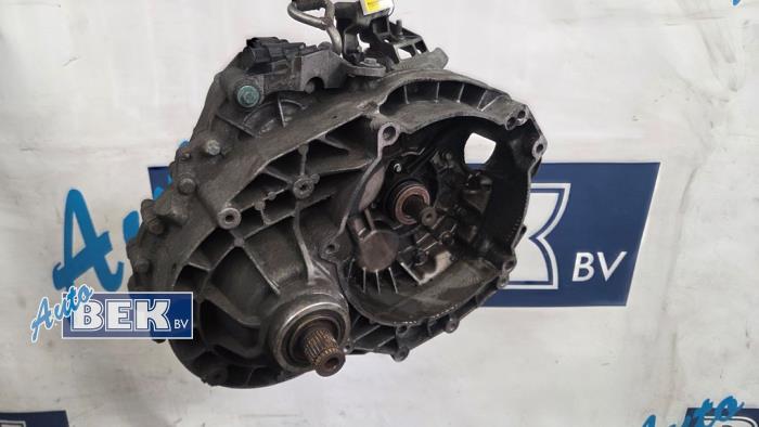 Gebruikte Versnellingsbak Volkswagen Multivan T5 (7E/7HC/7HF/7HM) 2.5 TDi Prijs € 449,99 Margeregeling aangeboden door Auto Bek