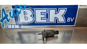Gebruikte Ruitensproeierpomp voor Volkswagen Golf VII (AUA) 1.6 TDI BlueMotion 16V Prijs € 10,00 Margeregeling aangeboden door Auto Bek