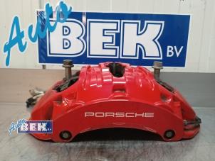 Gebruikte Remklauw (Tang) rechts-voor Porsche Macan (95B) 3.0 V6 24V GTS Prijs € 250,00 Margeregeling aangeboden door Auto Bek