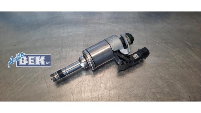 Injector (benzine injectie) van een Volkswagen Caddy Alltrack Combi 1.0 TSI 12V 2017