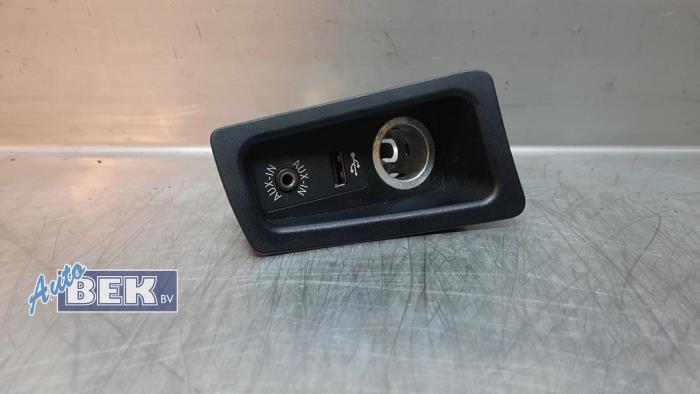 AUX/USB aansluiting van een BMW 1 serie (E82) 123d 16V 2012