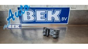 Gebruikte Ruit schakelaar elektrisch Volkswagen Golf V (1K1) 1.6 Prijs € 15,00 Margeregeling aangeboden door Auto Bek