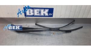 Gebruikte Ruitenwisserarm set Opel Vivaro 2.0 CDTI 122 Prijs € 45,00 Margeregeling aangeboden door Auto Bek