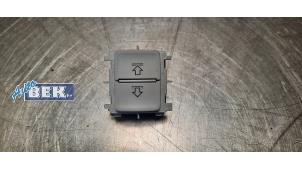 Gebruikte Schuifdak schakelaar Skoda Superb Combi (3V5) 2.0 TSI 16V 4x4 Prijs € 10,00 Margeregeling aangeboden door Auto Bek