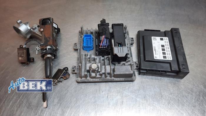 Gebruikte Kontaktslot + computer Opel Corsa E 1.3 CDTi 16V ecoFLEX Prijs € 200,00 Margeregeling aangeboden door Auto Bek