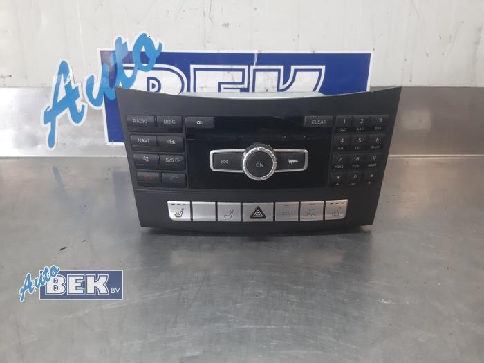 Radio CD Speler van een Mercedes-Benz E Estate (S212) E-220 CDI 16V BlueEfficiency 2014