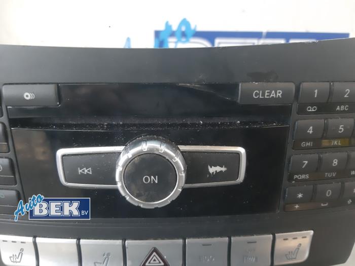Radio CD Speler van een Mercedes-Benz E Estate (S212) E-220 CDI 16V BlueEfficiency 2014