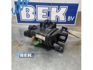 Gebruikte Thermostaathuis Peugeot 3008 II (M4/MC/MJ/MR) 1.2 12V e-THP PureTech 130 Prijs € 35,00 Margeregeling aangeboden door Auto Bek