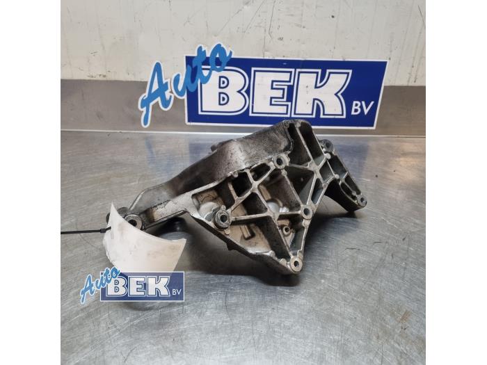 Gebruikte Dynamosteun boven Volvo V40 (MV) 2.0 D4 16V Prijs € 47,00 Margeregeling aangeboden door Auto Bek