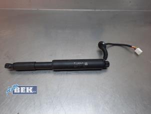 Gebruikte Kofferdekseldemper rechts-achter Tesla Model 3 Long Range 75kWh Prijs € 50,00 Margeregeling aangeboden door Auto Bek