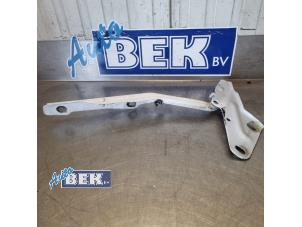 Gebruikte Motorkap Scharnier Dodge 1500 Crew Cab (DS) 3.0 V6 Diesel 4x4 Prijs € 29,95 Margeregeling aangeboden door Auto Bek