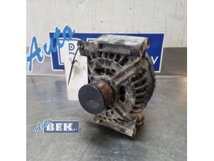 Gebruikte Dynamo Mercedes C (W203) 2.2 C-200 CDI 16V Prijs € 60,00 Margeregeling aangeboden door Auto Bek