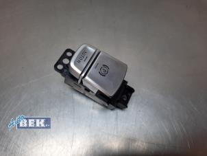 Gebruikte Schakelaar handrem BMW 7 serie (G11/12) 740i,Li 24V Prijs € 45,00 Margeregeling aangeboden door Auto Bek