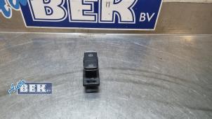 Gebruikte Schakelaar handrem Nissan Juke (F16) 1.0 DIG-T 117 12V Prijs € 24,99 Margeregeling aangeboden door Auto Bek