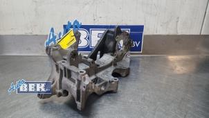 Gebruikte Dynamosteun boven Volkswagen Transporter T5 2.0 TDI DRF Prijs € 57,50 Margeregeling aangeboden door Auto Bek