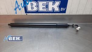 Gebruikte Kofferdekseldemper links-achter BMW X5 (G05) xDrive 45 e iPerformance 3.0 24V Prijs op aanvraag aangeboden door Auto Bek