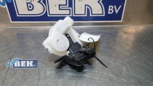 Gebruikte Achterklep Slotmechaniek Toyota Yaris III (P13) 1.5 16V Hybrid Prijs € 24,50 Margeregeling aangeboden door Auto Bek