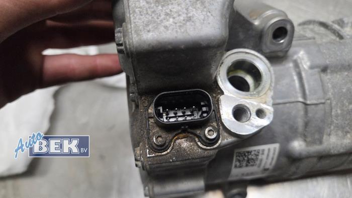 Aircopomp van een Land Rover Defender II 2.0 16V P400e 2021