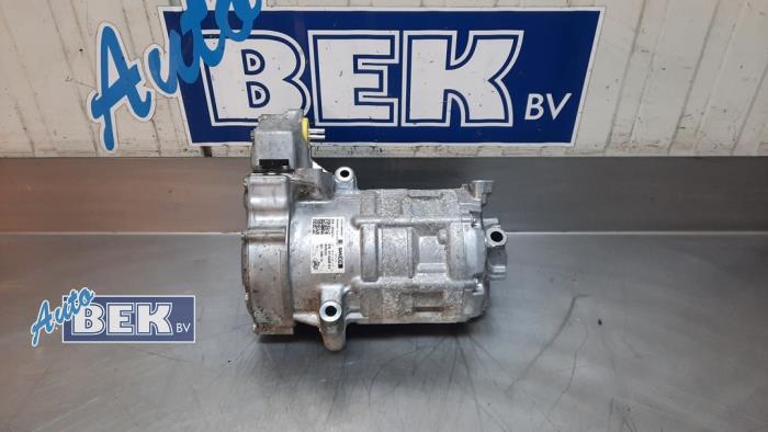 Aircopomp van een Land Rover Defender II 2.0 16V P400e 2021