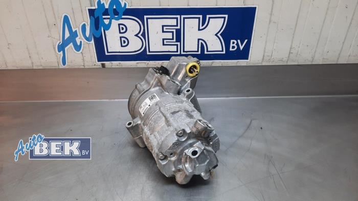 Aircopomp van een Land Rover Defender II 2.0 16V P400e 2021