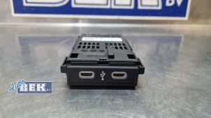 Gebruikte AUX/USB aansluiting Volkswagen T-Cross 1.0 TSI 115 12V Prijs € 20,00 Margeregeling aangeboden door Auto Bek