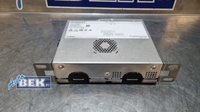 Gebruikte Radio module Renault Clio V (RJAB) 1.6 E-Tech 145 16V Prijs € 180,00 Margeregeling aangeboden door Auto Bek