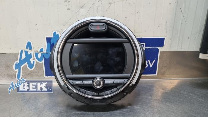 Gebruikte Display Interieur Mini Mini (F56) 1.5 12V One Prijs € 345,00 Margeregeling aangeboden door Auto Bek
