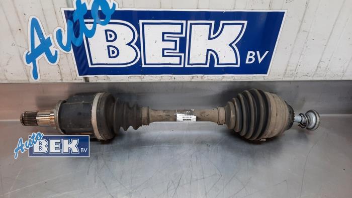 Gebruikte Aandrijfas links-voor BMW X1 (F48) xDrive 18d 2.0 16V Prijs € 250,00 Margeregeling aangeboden door Auto Bek