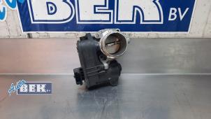 Gebruikte Gasklephuis Peugeot 208 II (UB/UH/UP) 1.2 Vti 12V PureTech 100 Prijs € 34,99 Margeregeling aangeboden door Auto Bek