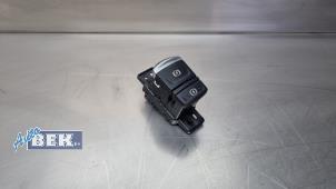 Gebruikte Schakelaar handrem Renault Captur II (RJB) 1.3 Mild Hybrid 140, TCe 140 16V Prijs € 15,00 Margeregeling aangeboden door Auto Bek