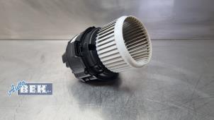 Gebruikte Kachel Ventilatiemotor Renault Captur II (RJB) 1.3 Mild Hybrid 140, TCe 140 16V Prijs € 80,00 Margeregeling aangeboden door Auto Bek