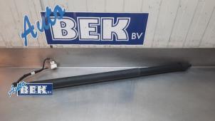 Gebruikte Kofferdekseldemper links-achter Peugeot 5008 II (M4/MC/MJ/MR) 2.0 BlueHDi 180 16V Prijs € 125,00 Margeregeling aangeboden door Auto Bek