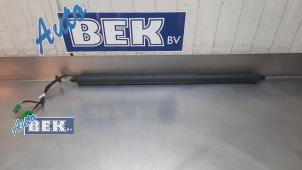 Gebruikte Kofferdekseldemper rechts-achter Peugeot 5008 II (M4/MC/MJ/MR) 2.0 BlueHDi 180 16V Prijs € 125,00 Margeregeling aangeboden door Auto Bek